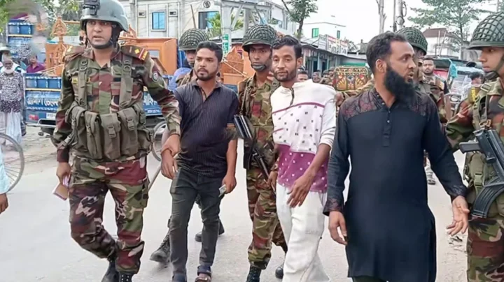 চাঁদাবাজি করতে গিয়ে সেনাবাহিনীর হাতে আটক ৪